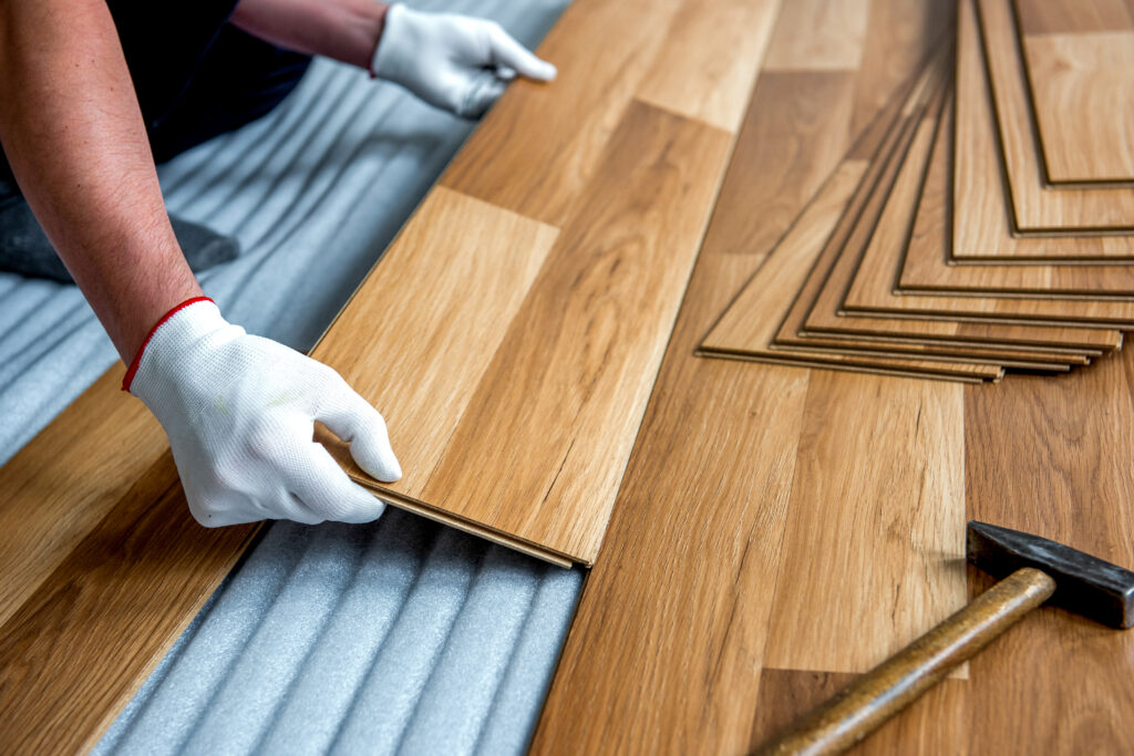 carpenter laying laminate flooring